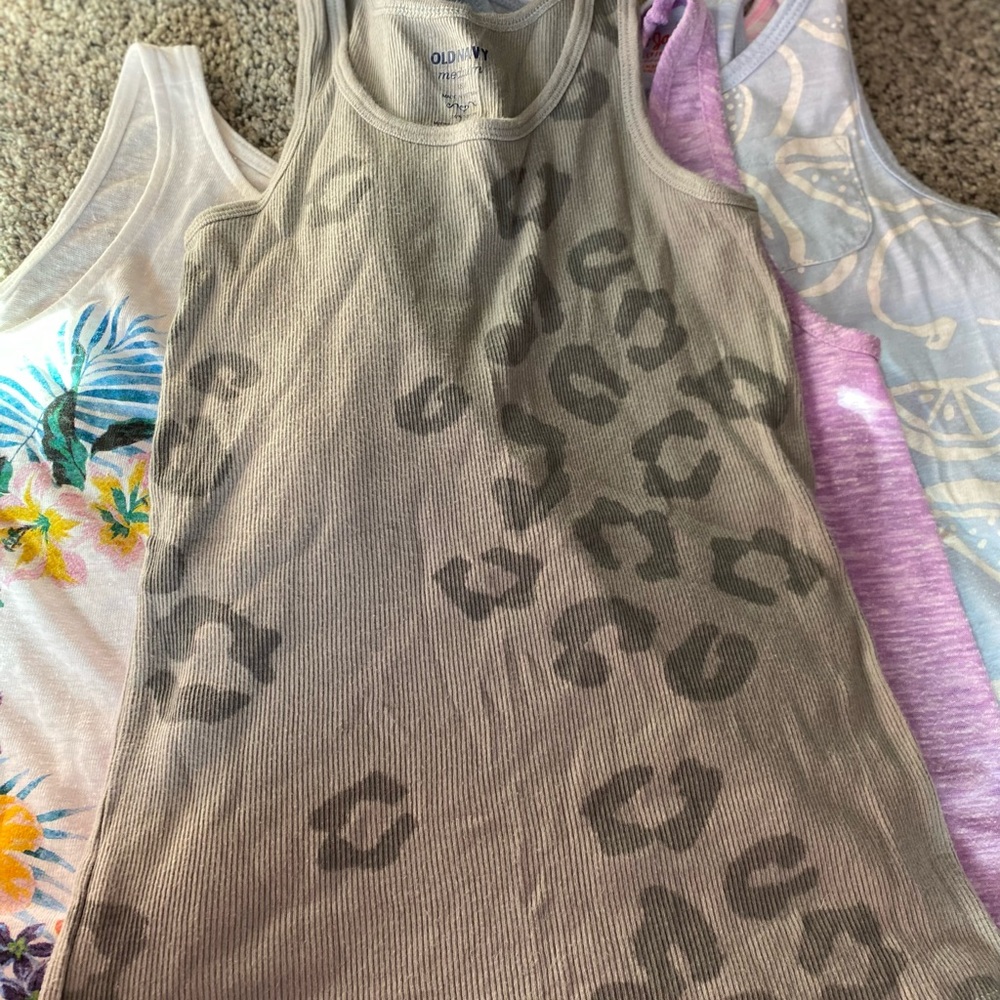 Bundle of 9 size medium (7/8) tanks. Various brands. - Picture 14 of 14